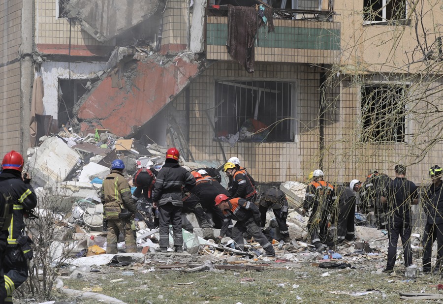 Rescatistas ucranianos buscan entre los escombros de un edificio residencial dañado en un bombardeo ruso en la ciudad de Kryvyi Rih, en el centro de Ucrania, este 31 de julio
