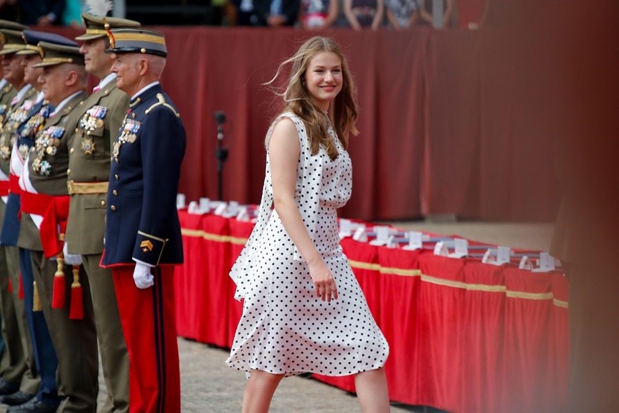 La princesa Leonor durante la entrega de despachos a los nuevos oficiales del Ejército de Tierra, este viernes en la Academia General Militar de Zaragoza. 