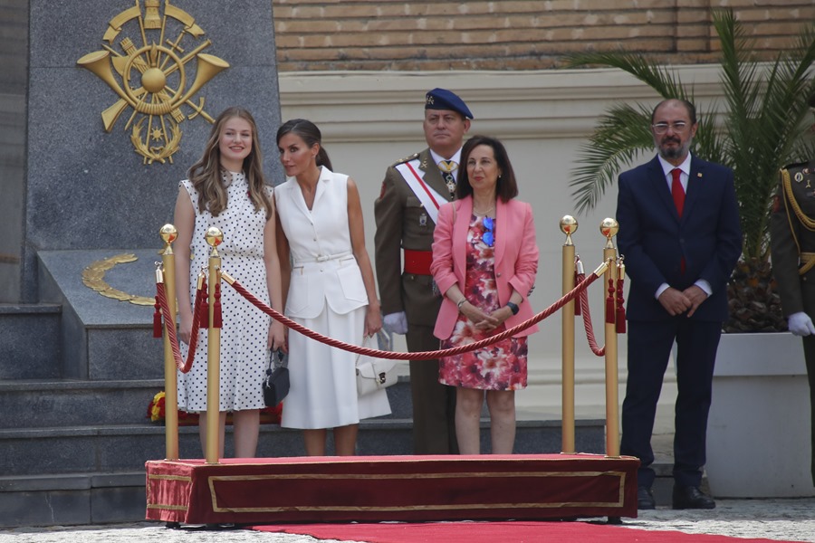 La reina Letizia conversa con la princesa Leonor (i), ante la ministra de Defensa, Margarita Robles (2d) y el presidente de Aragón en funciones, Javier Lambán (d) hoy en la Academia General Militar de Zaragoza