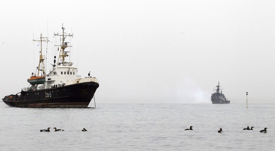 Imagen de archivo de un buque de guerra ruso (d) en Sebastopol, en Crimea