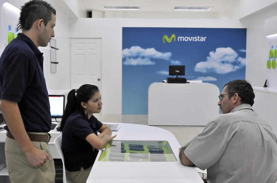 Un cliente es atendido en una tienda de la compañía Movistar, en una imagen de archivo.