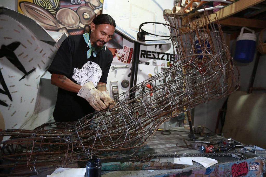 El artista urbano Jorge 'Yorch' Pérez Mendoza, trabaja en la elaboración de una escultura llamada “Pie migrante", el 4 de julio de 2023, en ciudad Juárez, Chihuahua (México). EFE/Luis Torres