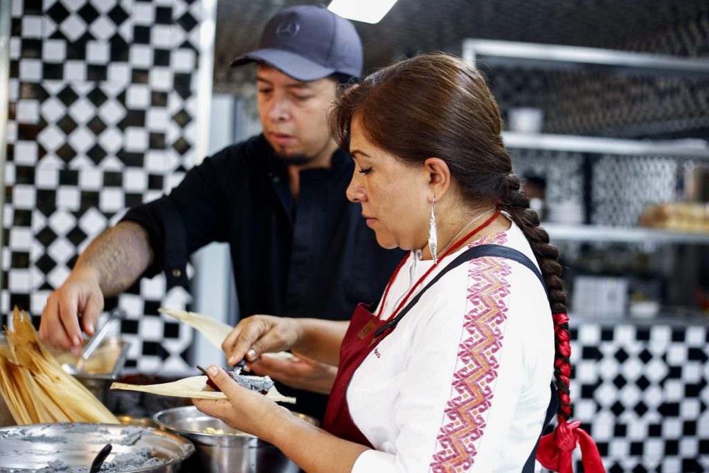 La chef tradicional Olga Cabrera (d) elabora un platillo de mole, el 20 de julio de 2023, en un restaurante de Guadalajara, Jalisco (México). EFE/Francisco Guasco