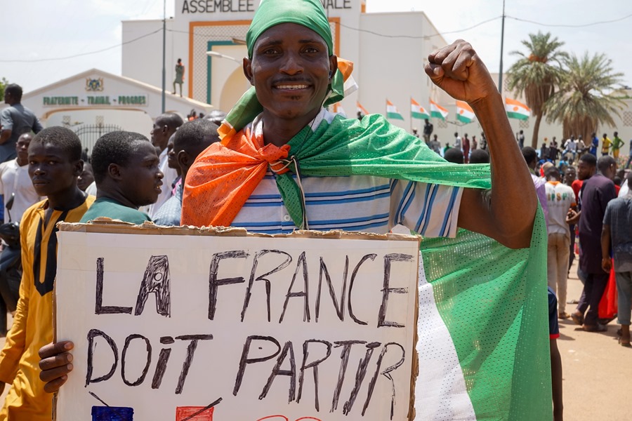 Un manifestante muestra una pancarta en la que se puede leer "Francia debe irse" durante una protesta convovada el domingo en   en Niamey.