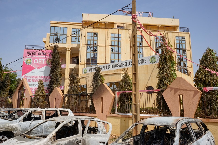 Coches incendiados frente a la sede del Partido para la Democracia y el Socialismo de Níger, atacada durante las protestas antigubernamentales en Niamey.