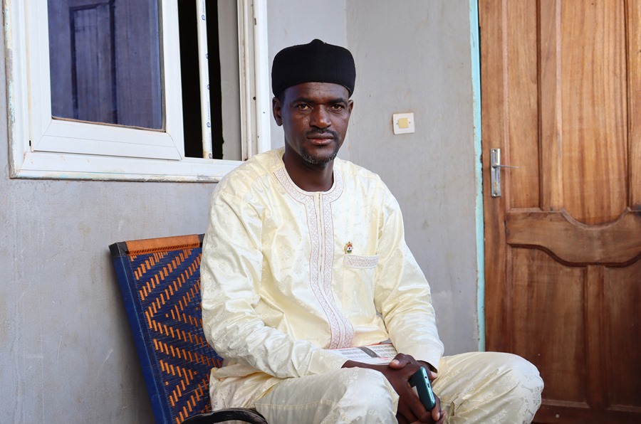 El alcalde de la comuna rural de Ouro-Gueladio, Harouna Hama Ali, vive exiliado desde hace casi un año con su familia en Nordiré, una aldea de la margen oeste del río Níger 