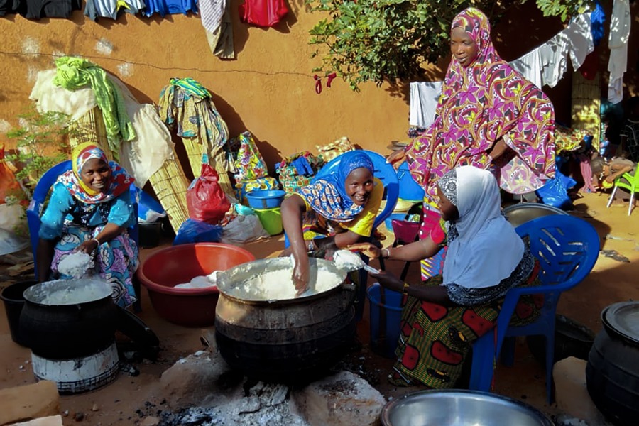 Mujeres desplazadas cocinan en una calle de Nordiré, en Níger.