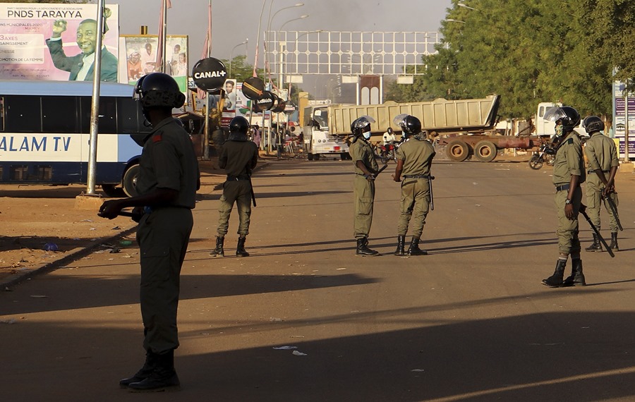 La policía cortaba una carretera en Niamey, la capital de Níger, durante una protesta de la oposición por los resultados de las elecciones presidenciales en 2021.
