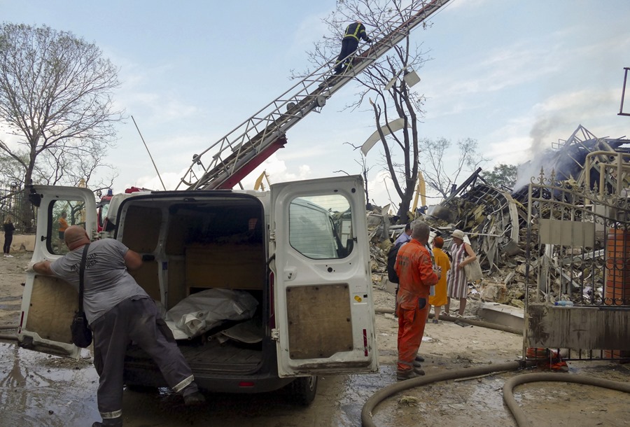 Personal de emergencia trabaja tras el impacto de un cohete en un edificio administrativo en la ciudad de Odesa, en el sur de Ucrania,