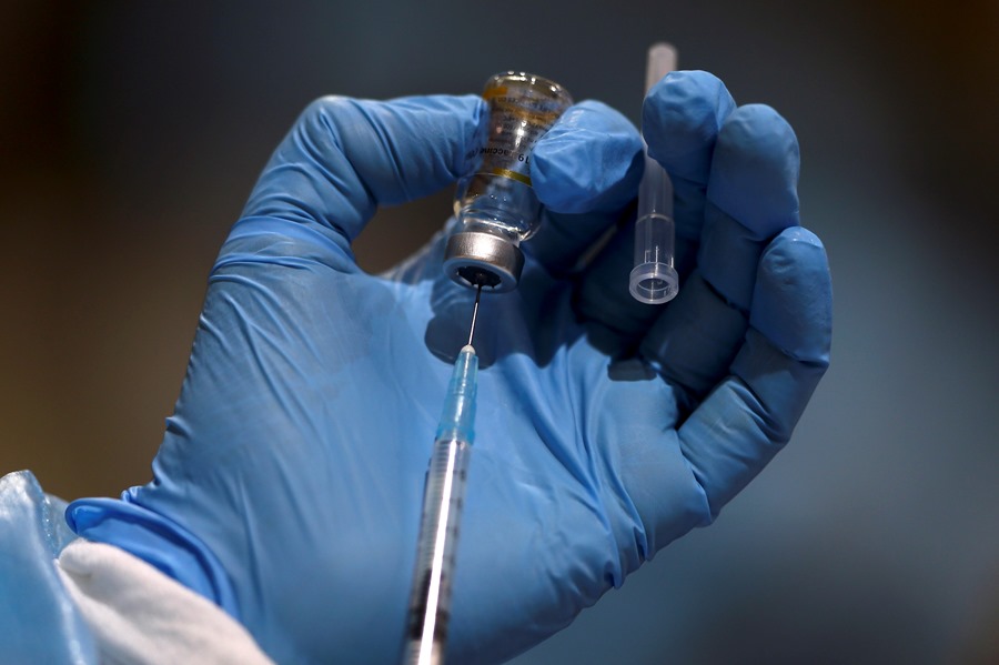  Una enfermera prepara una dosis de vacuna contra la covid-19
