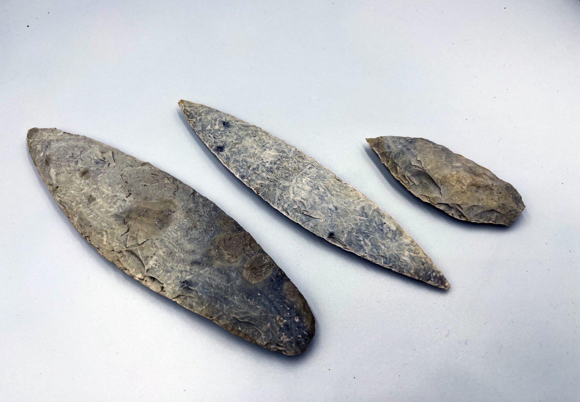 Fotografía del 5 de julio de 2023, donde se muestra 2 cuchillos de sílex y una punta encontrados en la plataforma de los depósitos semi subterráneos descubiertos, en la zona arqueológica Kulubá, del municipio de Tizimín, Yucatán (México). EFE/Martha López