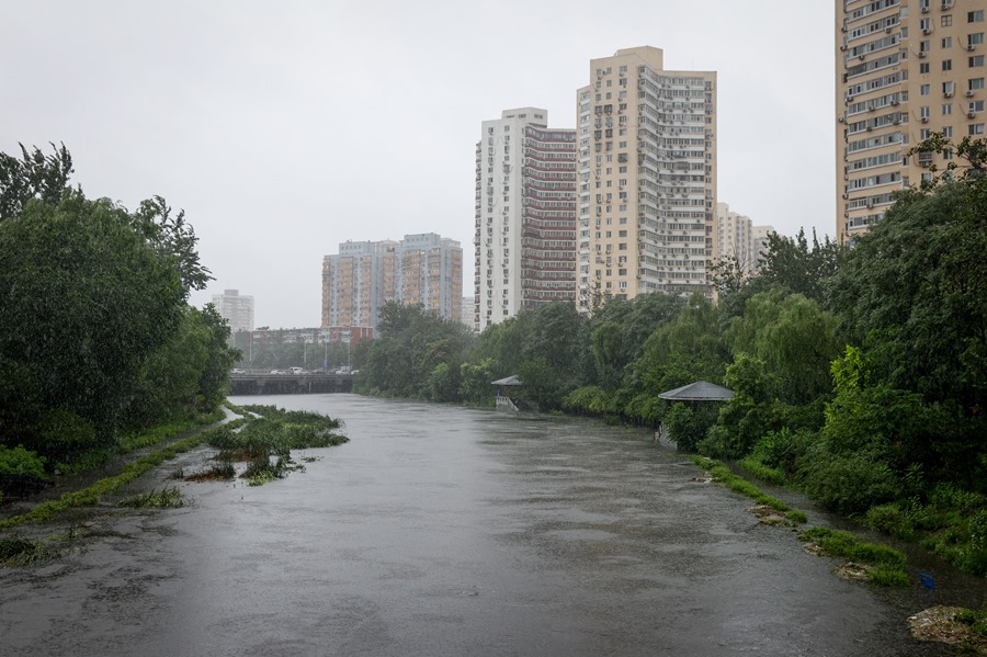 Crecida de río en Pekín por intensas lluvias.