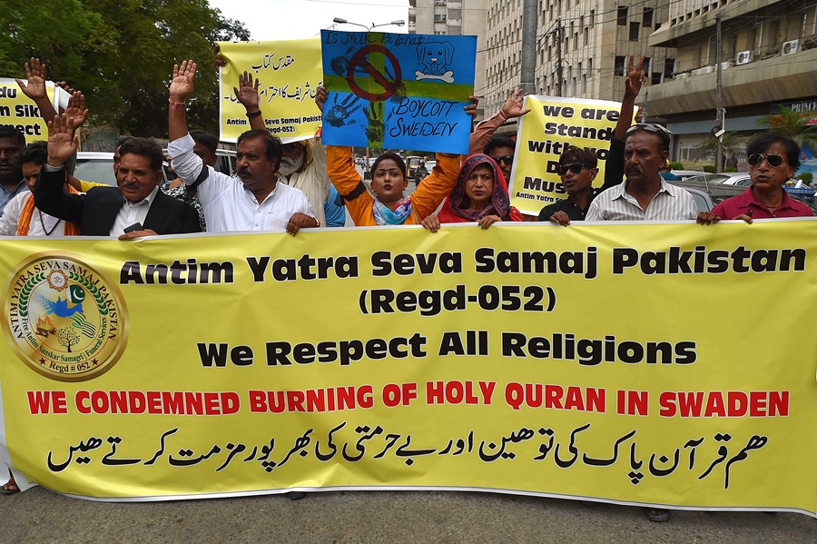 Fieles de la minoría hindú paquistaní en una protesta en Karachi contra la quema de un ejemplar del Corán en Suecia, el pasado 14 de julio.