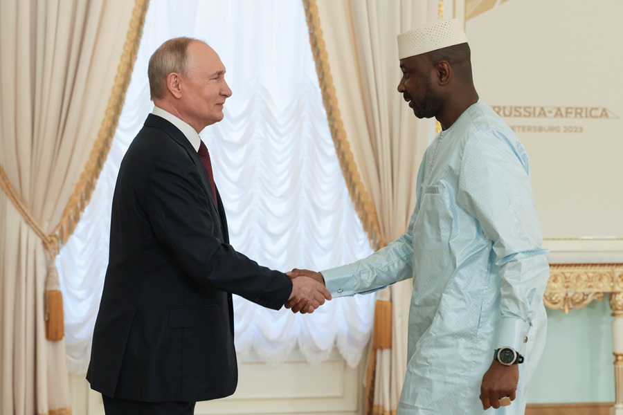 Imagen facilitada por la agencia TASS del presidente ruso, Vladimir Putin (i), y el presidente interino de Malí, Assimi Goita (d), antes su reunión en San Petersburgo