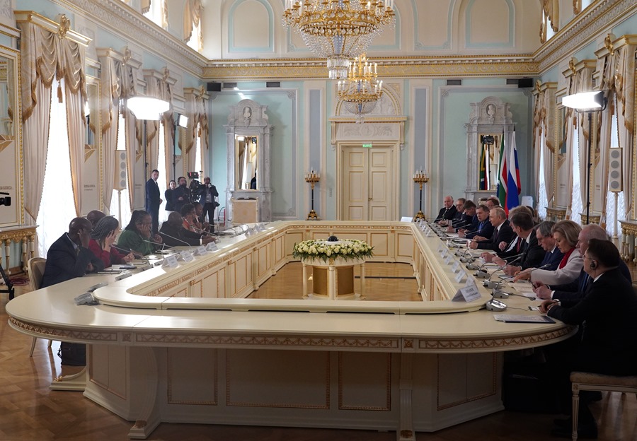 El presidente ruso Vladimir Putin (c-d) y el presidente sudafricano Cyril Ramaphosa (c-i) conversan con sus respectivas delegaciones durante su reunión en San Petersburgo, Rusia, el 29 de julio.
