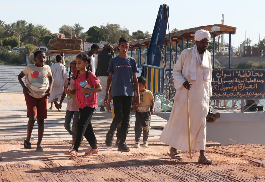Un grupo de sudaneses desembarca tras cruzar el río Nilo en un ferry en Abu Simbel, al sur de Egipto.