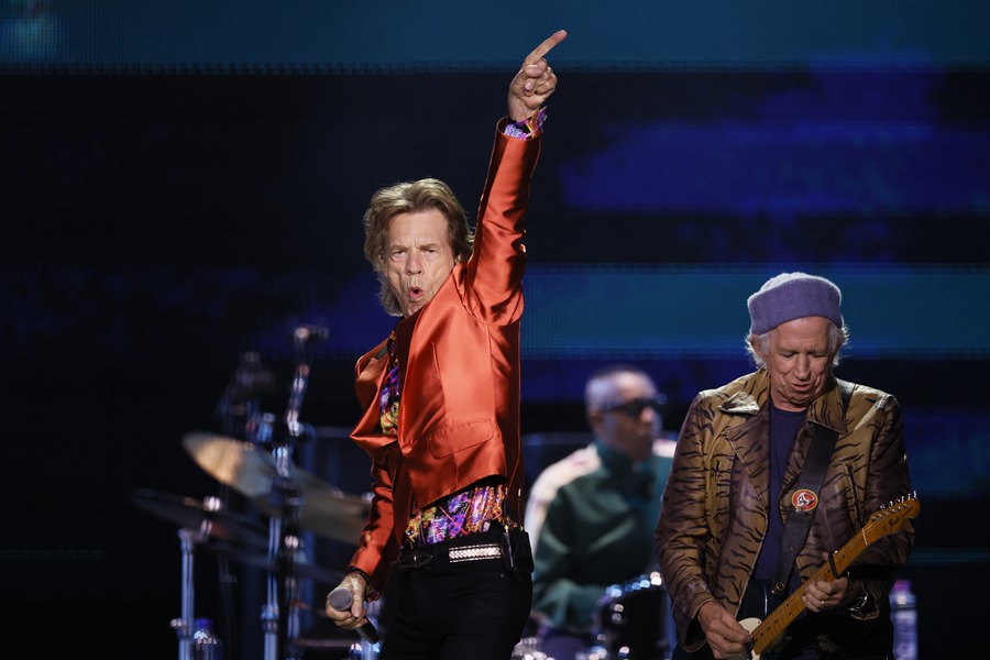 El cantante de The Rolling Stones, Mick Jagger (i), durante el concierto ofrecido en el estadio Wanda Metropolitano, en Madrid el pasado 1 de junio