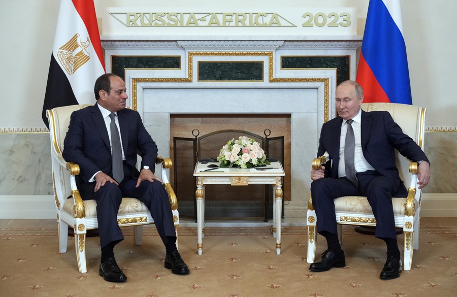 El presidente ruso Vladimir Putin (d) y el presidente egipcio Abdel Fattah el-Sisi en una reunión previa a la Segunda Cumbre del Foro Económico y Humanitario 'Rusia-África' en San Petersburgo. Rusia.