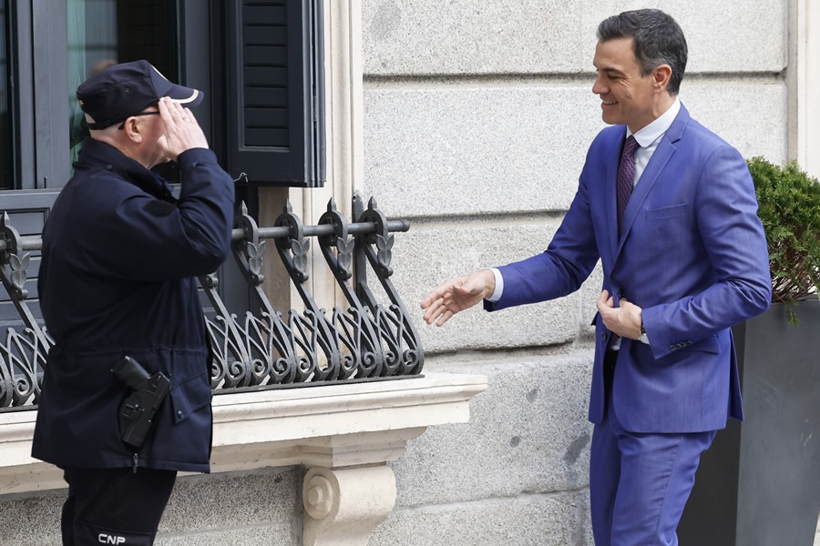 El presidente del Gobierno, Pedro Sánchez, saluda a un policía a su llegada al Congreso de los Diputados 