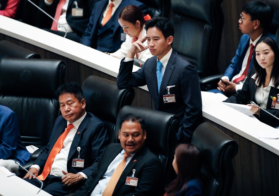 El líder del Partido Move Forward y candidato a primer ministro de Tailandia, Pita Limjaroenrat (C-) en la sesión del Parlamento prevista para votar su nominación.