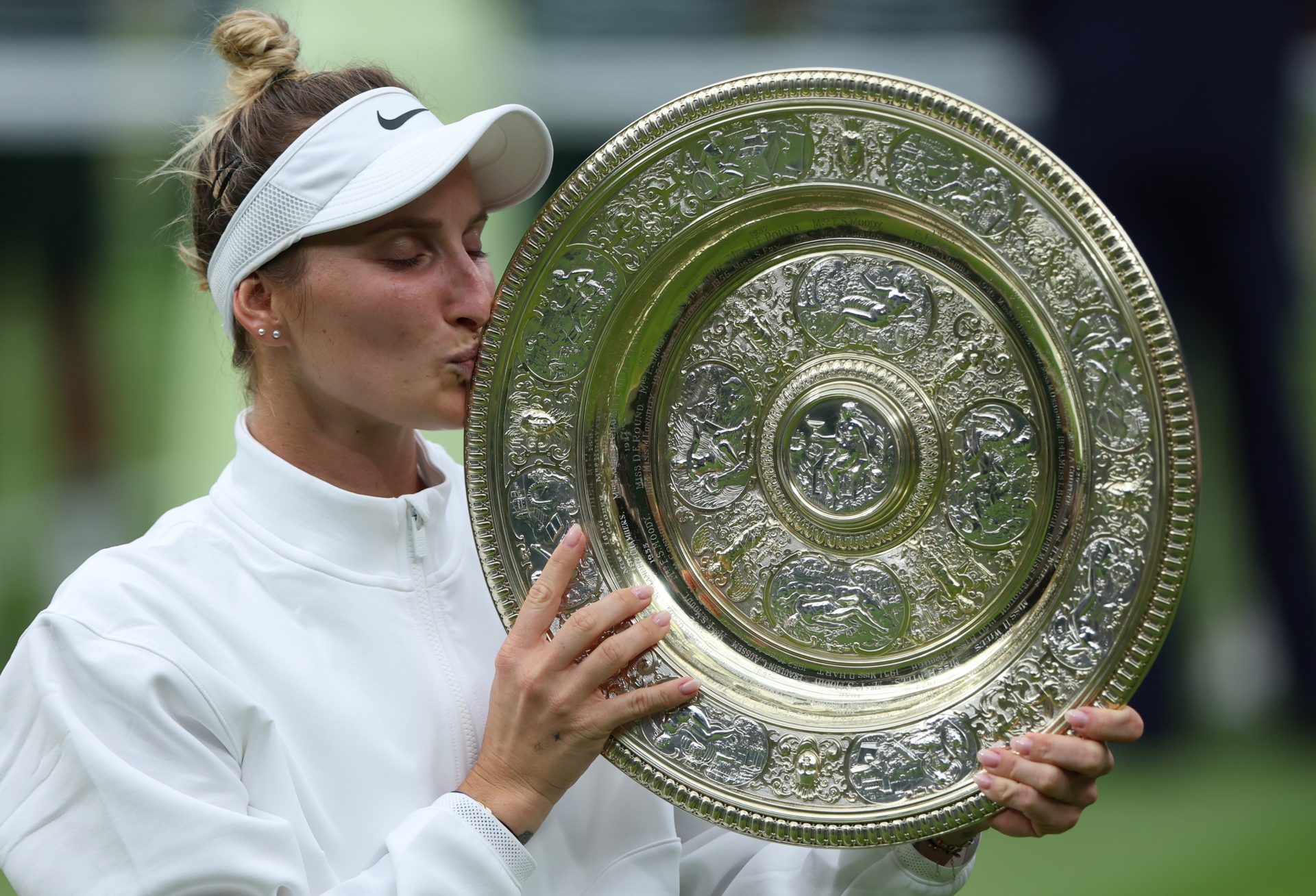 La tenista checa Marketa Vondrousova tras vencer a la tunecina Ons Jabeur en la final del torneo femenino de Wimbledon.
