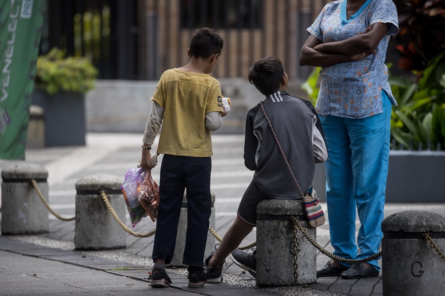 Unos niños venden golosinas en la calle el 27 de julio de 2023, en Caracas (Venezuela).