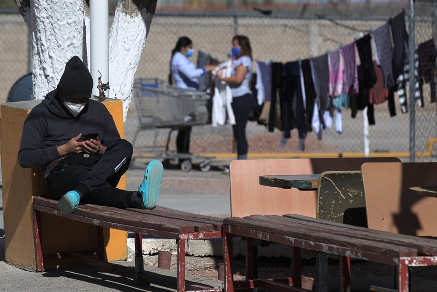 Una persona descansa en un albergue en Ciudad Juárez, (México). Miles de migrantes centroamericanos malviven en albergues tras ser embaucados por "coyotes" y engañados con informaciones falsas sobre las facilidades de llegar a Estados Unidos. 