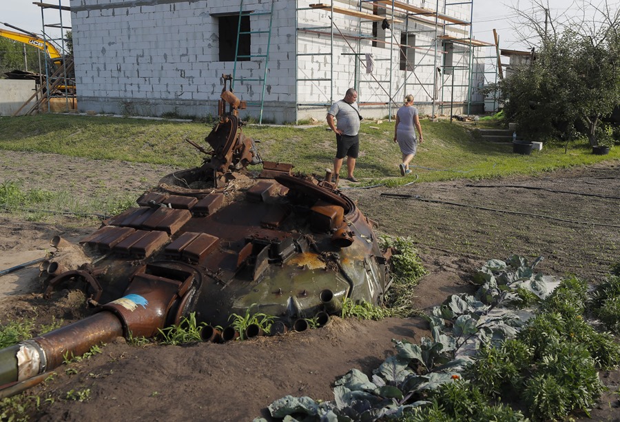 Restos de un tanque ruso en la localidad ucraniana de Velyka Dymerka.