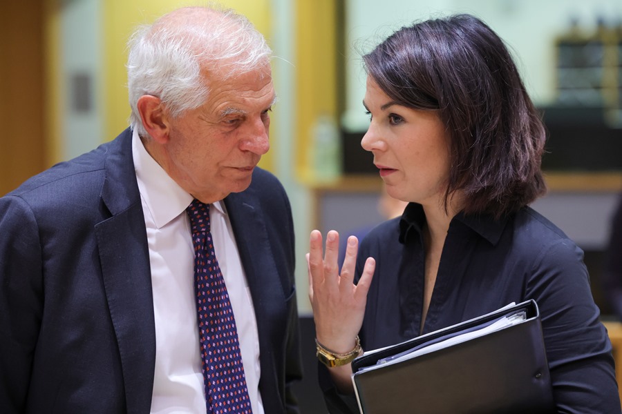 El Alto Representante de la Unión para Asuntos Exteriores, Josep Borrell,  con la ministra de Asuntos Exteriores de Alemania, Annalena Baerbock, al comienzo del Consejo de Asuntos Exteriores de la UE en Bruselas, este 20 de julio. 