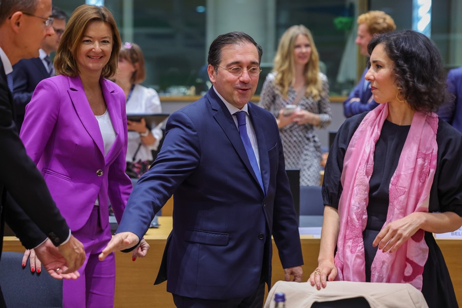 (i-d) La ministra de Asuntos Exteriores de Eslovenia, Tanja Fajon, el ministro de Asuntos Exteriores de España, José Manuel Albares, y la ministra de Asuntos Exteriores de Bélgica, Hadja Lahbib, en el Consejo de Asuntos Exteriores de la UE en Bruselas, este 20 de julio