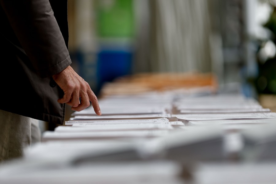  Un hombre observa las papeletas en un colegio electoral 