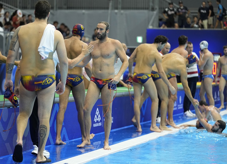 Los jugadores de la selección española tras derrotar a Serbia en el partido por la medalla de bronce de waterpolo masculino del Mundial de Natación 2023 en Fukuoka, Japón.