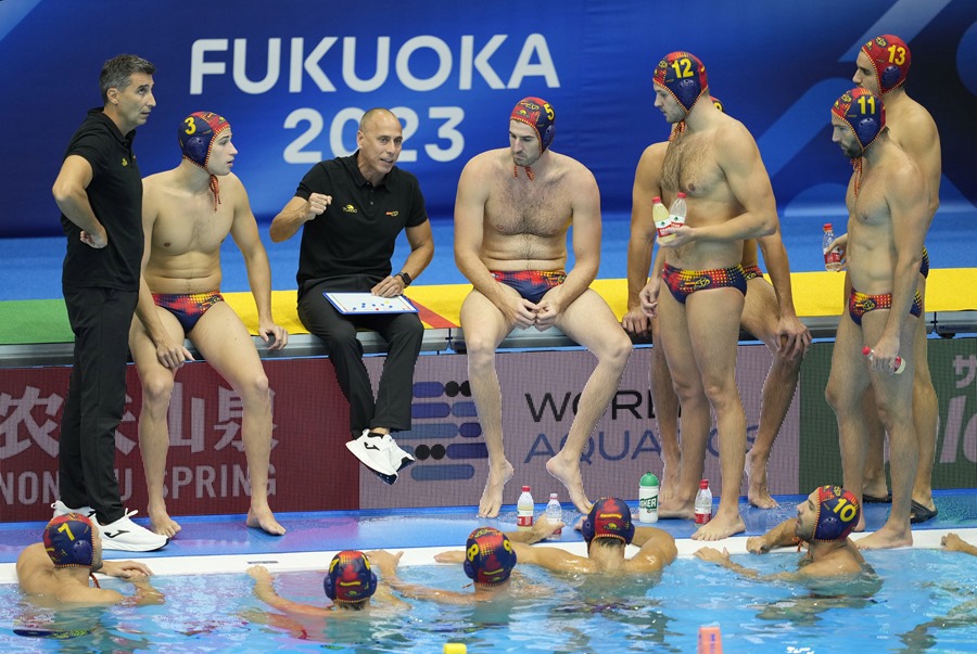 El entrenador de España, David Martin Lozano (3-i), daba instrucciones a sus jugadores en la semifinal de waterpolo masculino disputada este jueves entre Hungría y España, en el Mundial de Natación de Fukuoka, Japón.