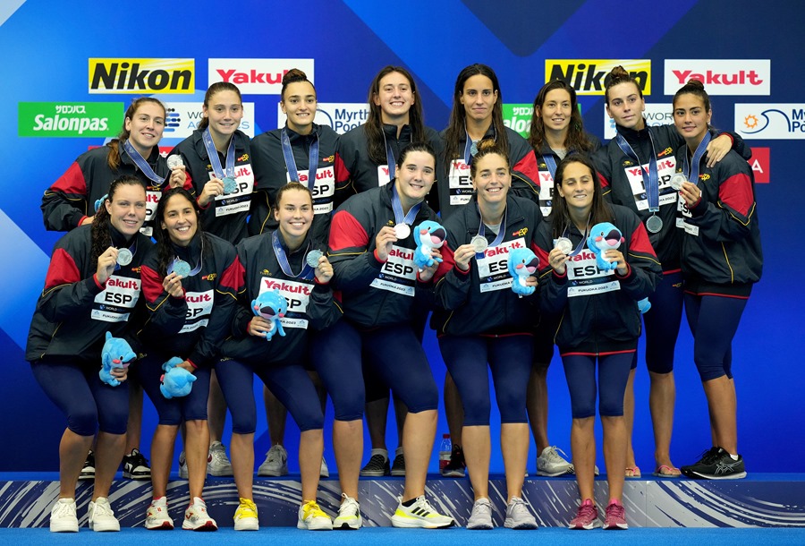Las jugadoras españolas posan con la plata tras su derrota en la final de Waterpolo femenino en los Campeonatos del Mundo de Natación, este viernes en Fukuoka (Japón).