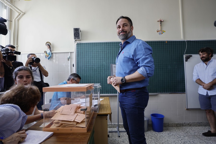 El líder de Vox, Santiago Abascal, ejerce su derecho al voto en el colegio Cristo Rey en Madrid, este domingo