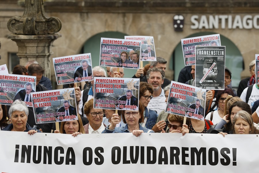 Víctimas del accidente del Alvia durante la manifestación de este lunes en Santiago de Compostela para exigir responsabilidades.