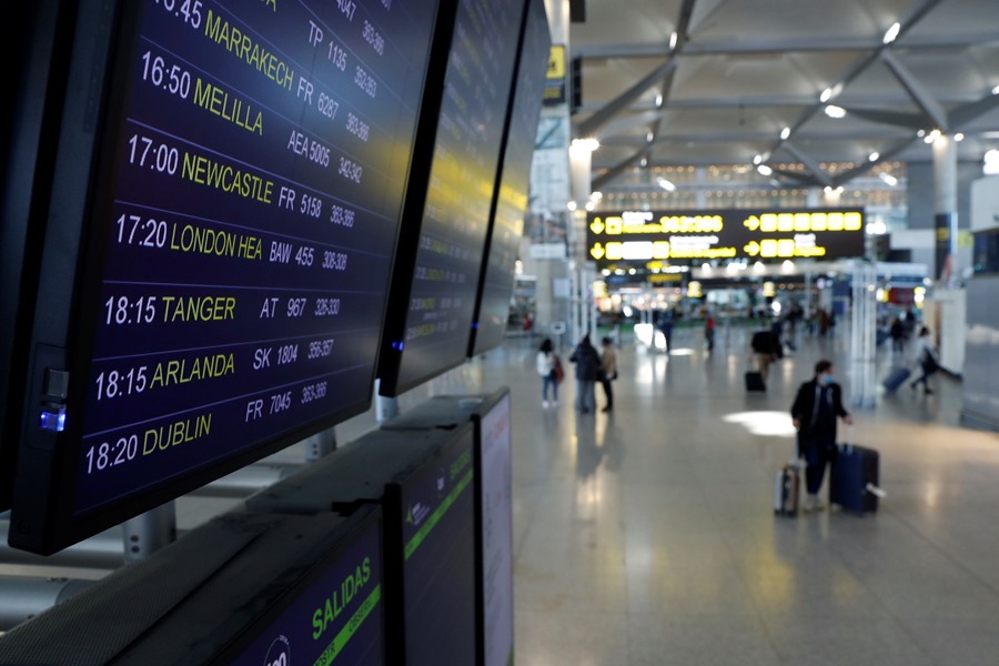 Vista de un panel de información sobre las salidas y llegadas de vuelos al Aeropuerto de Málaga-Costa del Sol.