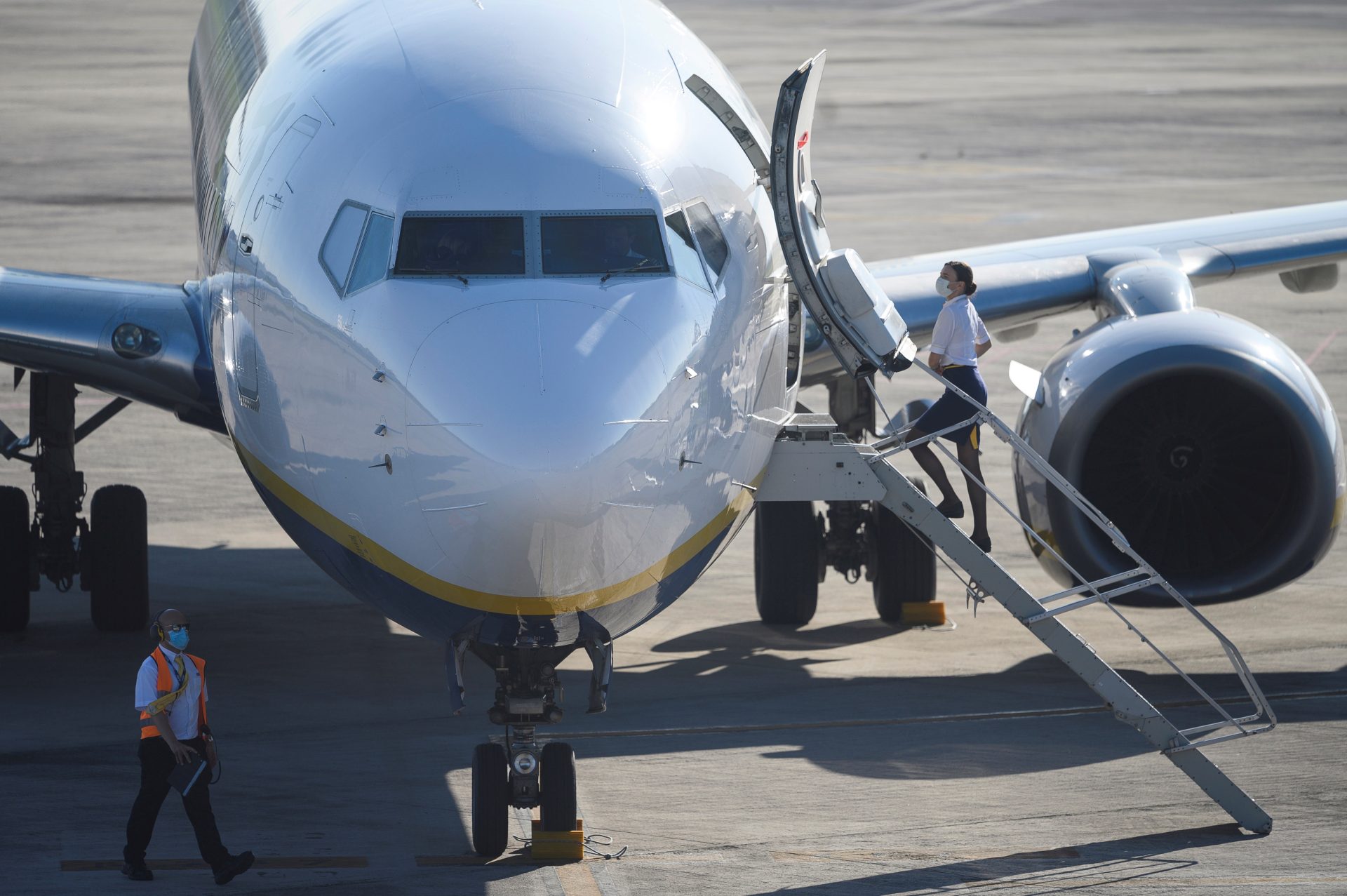 Una azafata sube a bordo de un avión de Ryanair, con destino Valencia, en el aeropuerto Seve Ballesteros de Santander. EFE/ Pedro Puente Hoyos.
