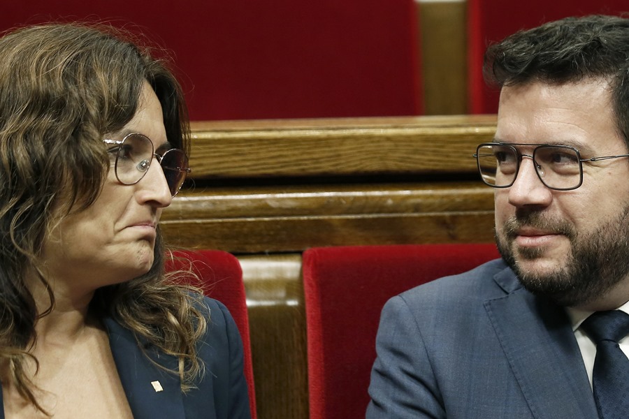 El presidente de la Generalitat, Pere Aragonès, junto a la consellera de Presidencia, Laura Vilagrà (i), en el pleno del Parlament.