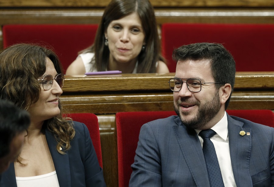 El presidente de la Generalitat, Pere Aragonès, junto a la consellera de Presidencia, Laura Vilagrà (i), y la portavoz de ERC, Marta Vilalta (c), hoy en el pleno del Parlament.