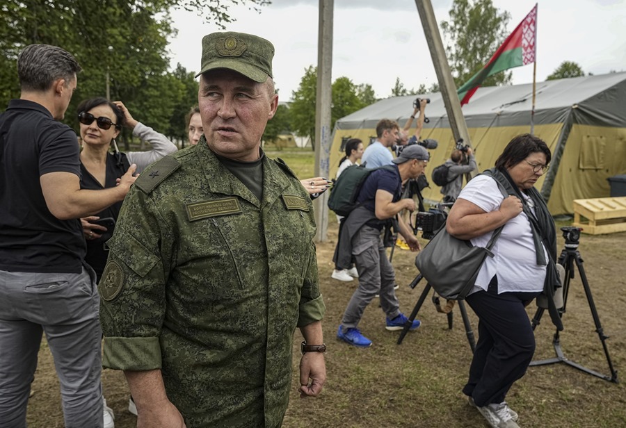El General Mayor Leonid Kasinsky acompaña a periodistas internacionales que visitan un campamento del ejército bielorruso cerca de la aldea de Tsel.