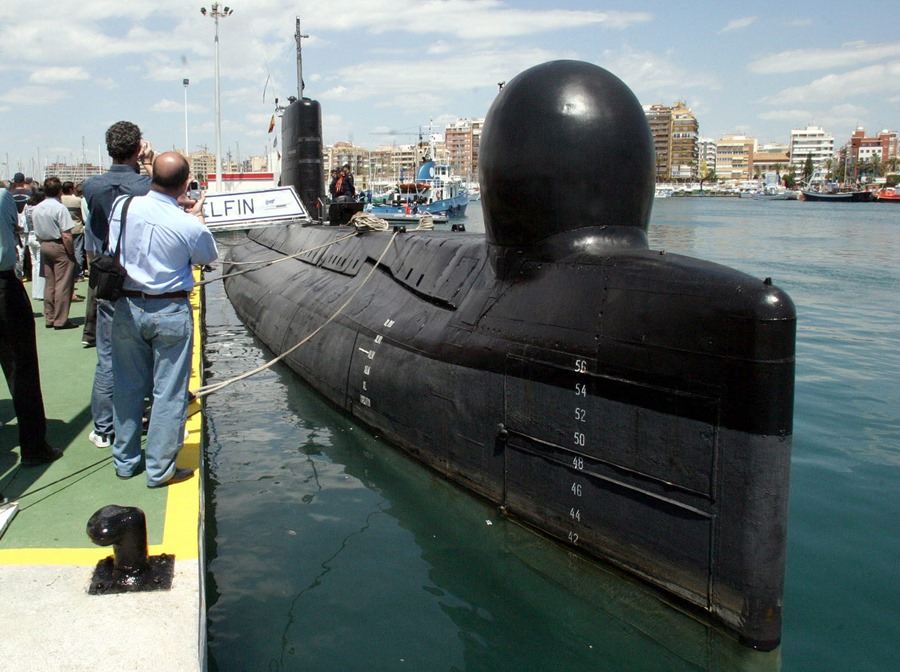 Numerosas personas en el puerto de la localidad alicantina de Torrevieja para ver la llegada del submarino "Delfín S-61"