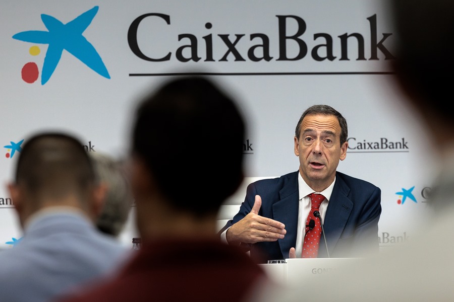 El consejero delegado de CaixaBank, Gonzalo Cortázar, da a conocer sus resultados financieros