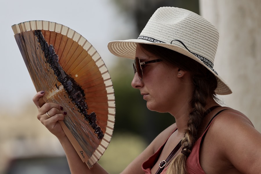 Una joven combate el calor con un abanico en Valencia.