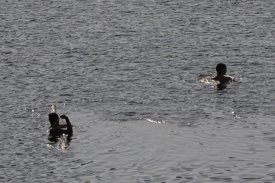 Un grupo de personas se reffrescan en el en el río Miño
