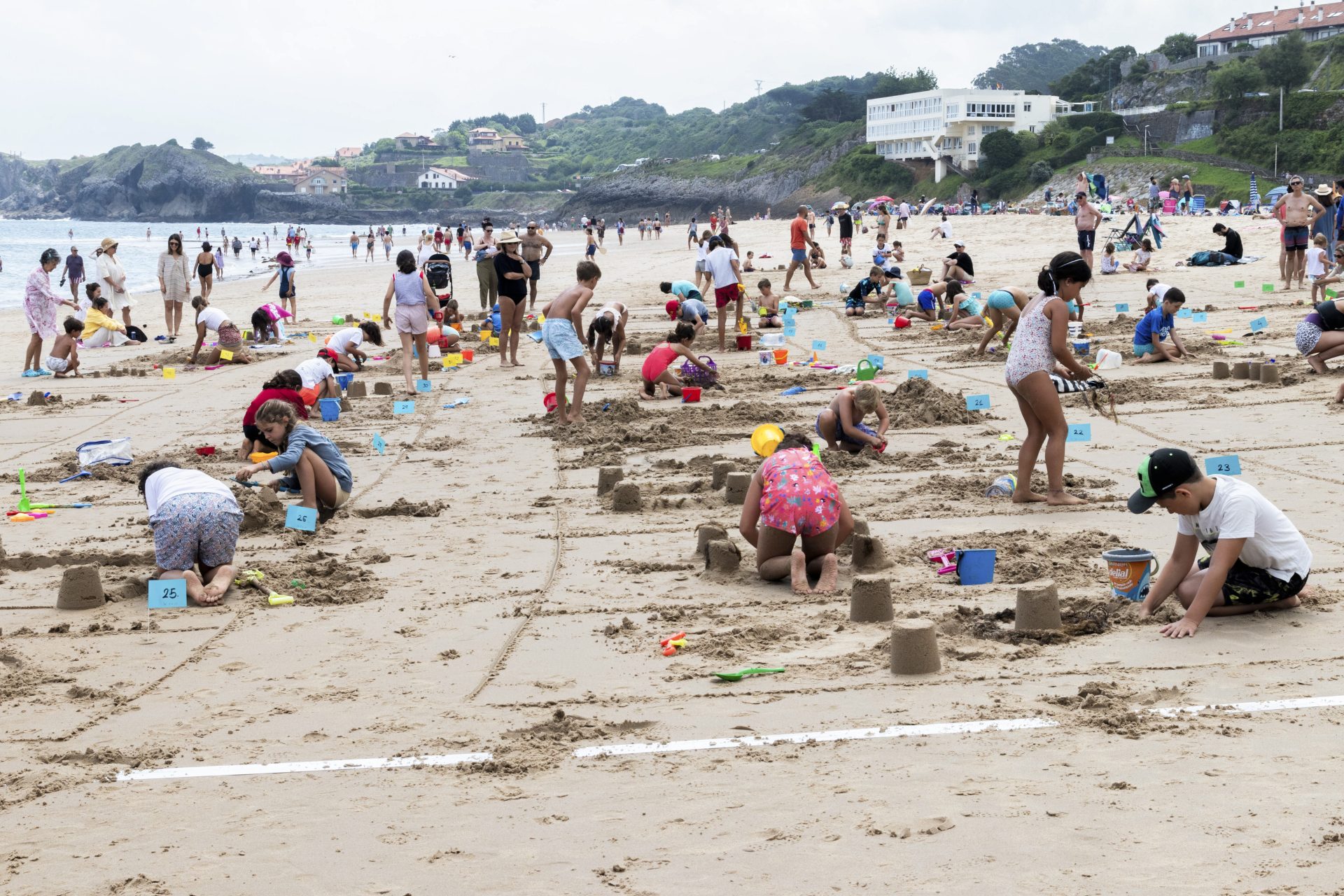 Decenas de niños participan en el concurso de castillos de arena de Comillas. EFE/ Javier G. Paradelo.