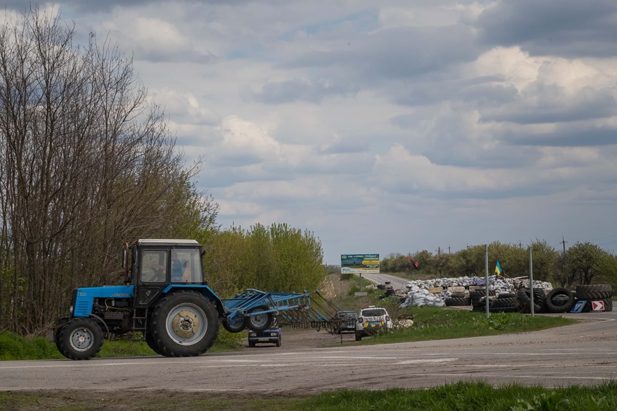 Vista de un campo de cultivo en una carretera en Dnipro (Ucrania).
