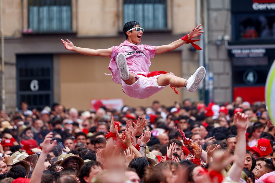 Asistentes celebran en la Plaza Consistorial de Pamplona antes del chupinazo anunciador de los Sanfermines 2023, este jueves.