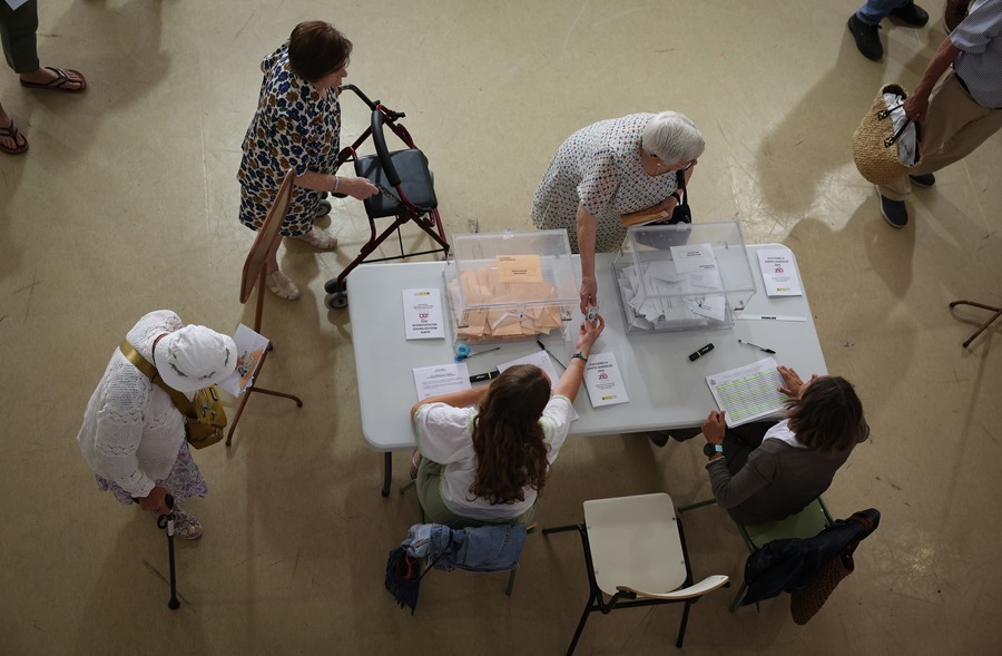 Varias personas ejercen su derecho al voto en un colegio de Pamplona