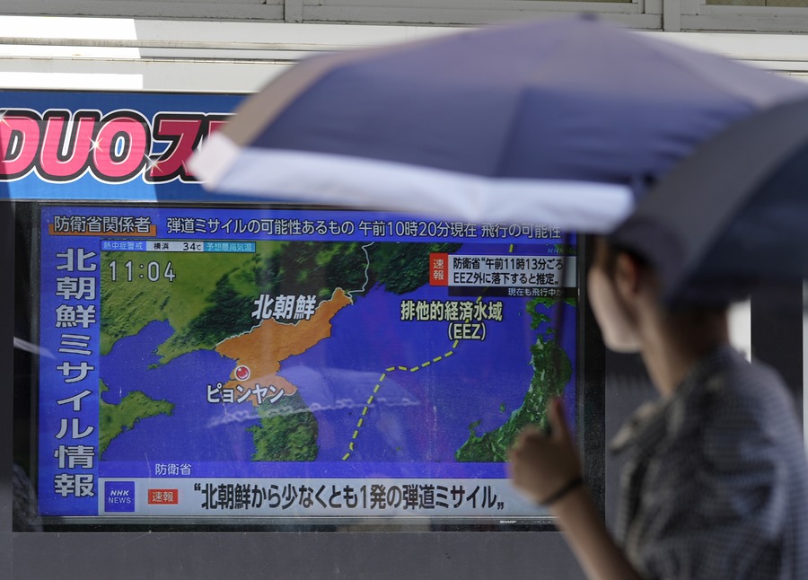 Ciudadanos surcoreanos ven en la televisión las noticias sobre el misil lanzado por Corea del Norte